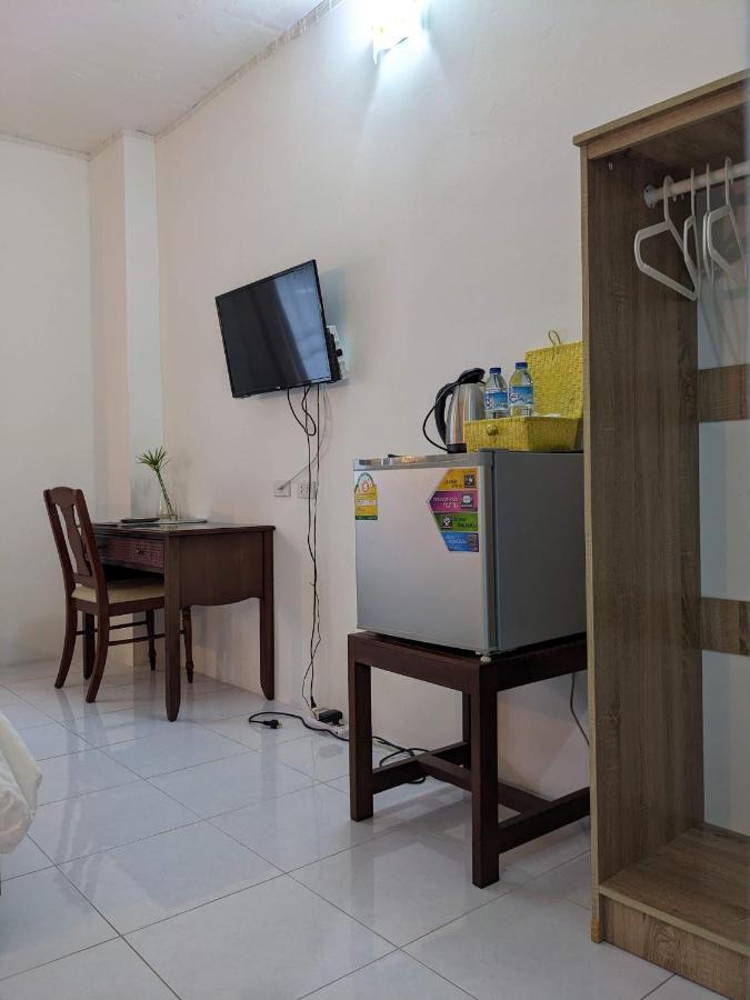 V At Panus Hotel Phanat Nikhom Eksteriør billede