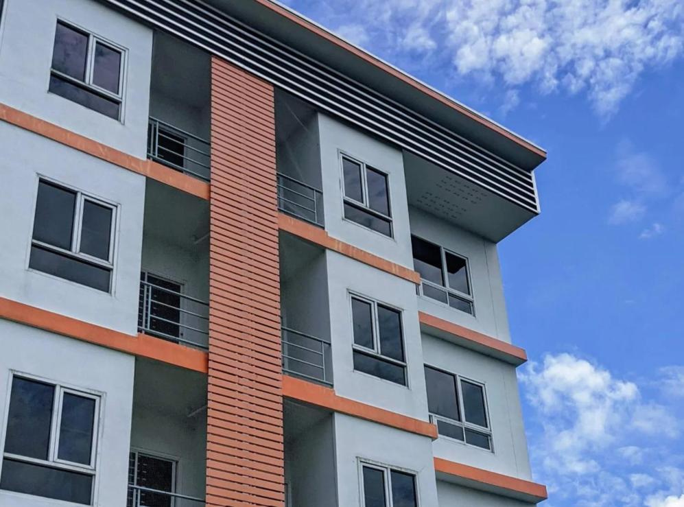 V At Panus Hotel Phanat Nikhom Eksteriør billede