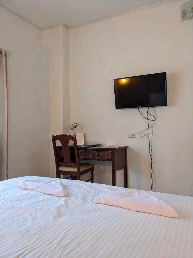 V At Panus Hotel Phanat Nikhom Eksteriør billede